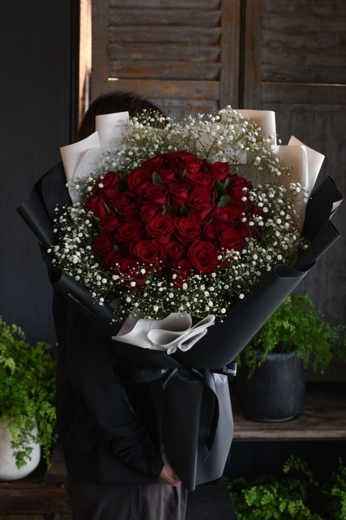 赤い薔薇33本のドレスブーケと華やかなラッピング