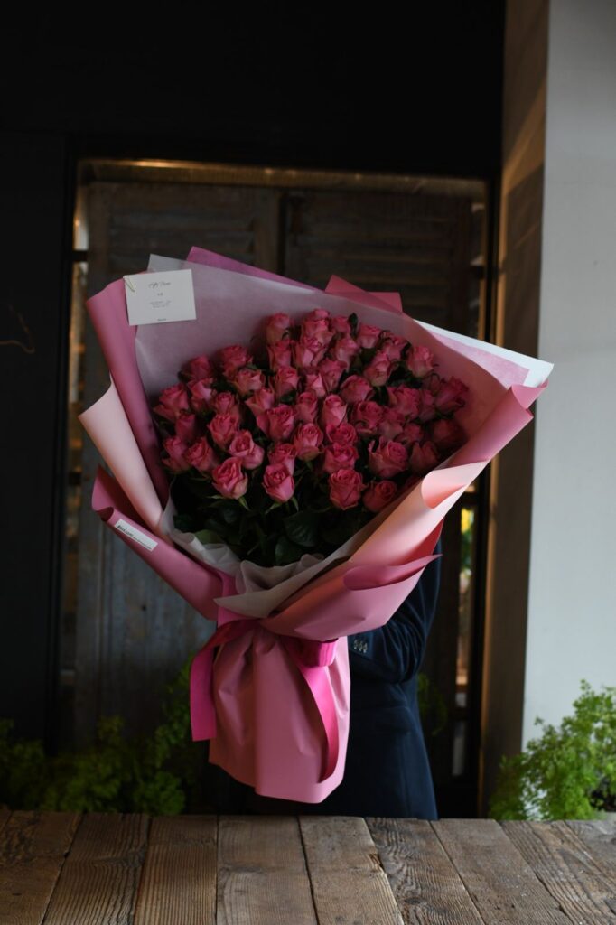 ロマンティックピンクの薔薇を使ったプリンセスドレスブーケ